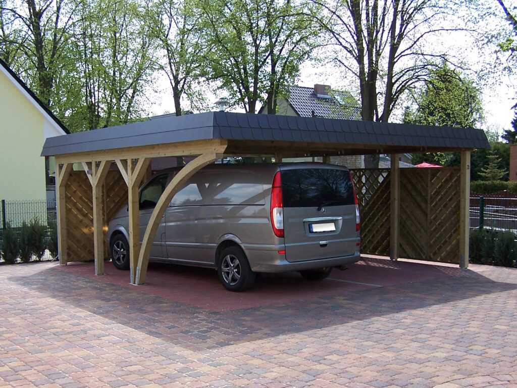 Rundbogen-Doppelcarport mit hochwertiger Schindelblende, passend für zwei Fahrzeuge