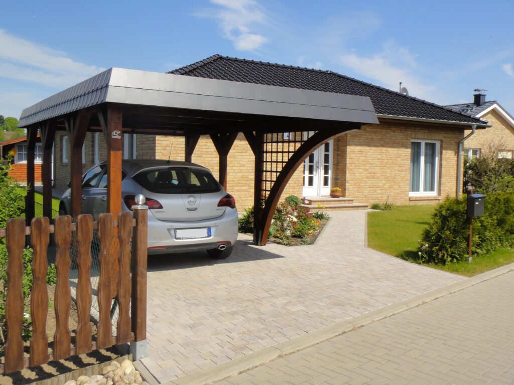 Einzel-Rundbogen-Carport mit Bogenrankgitter und Schindelblende