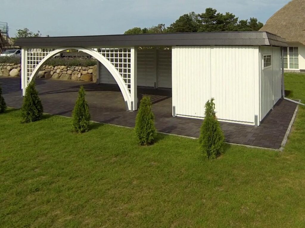 Moderner Rundbogen Carport mit offener Seitenwand und attraktiver Schindelblende