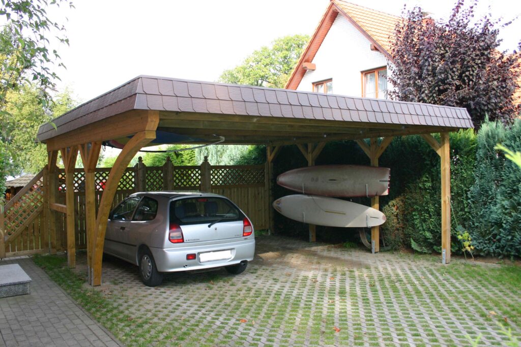 Moderner Rundbogen-Carport aus Holz mit brauner Schindelblende