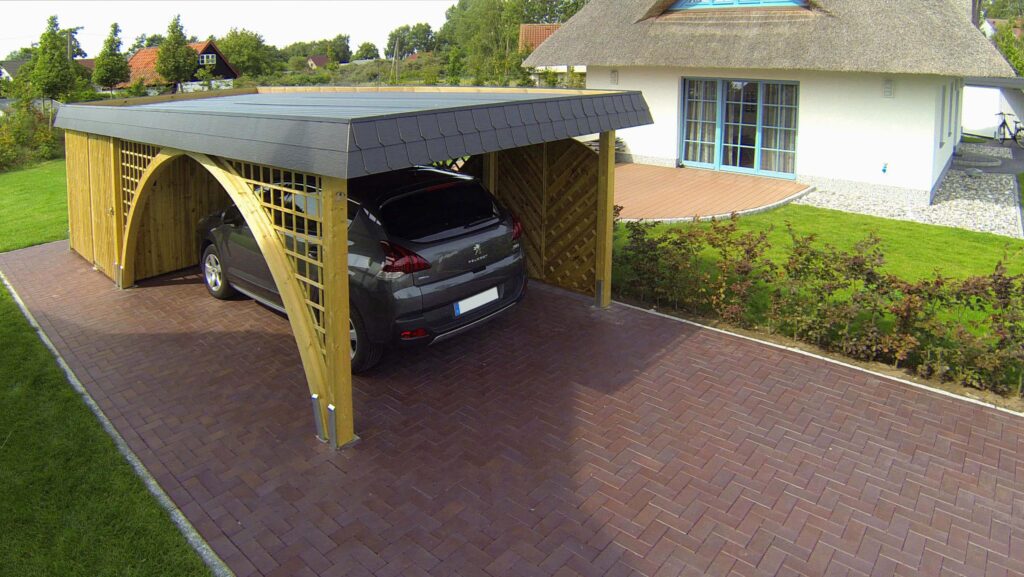 Rundbogen Carport mit Bogengang und Schindelblende