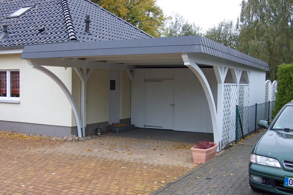 Eleganter weißer Rundbogen-Carport mit integriertem Abstellraum