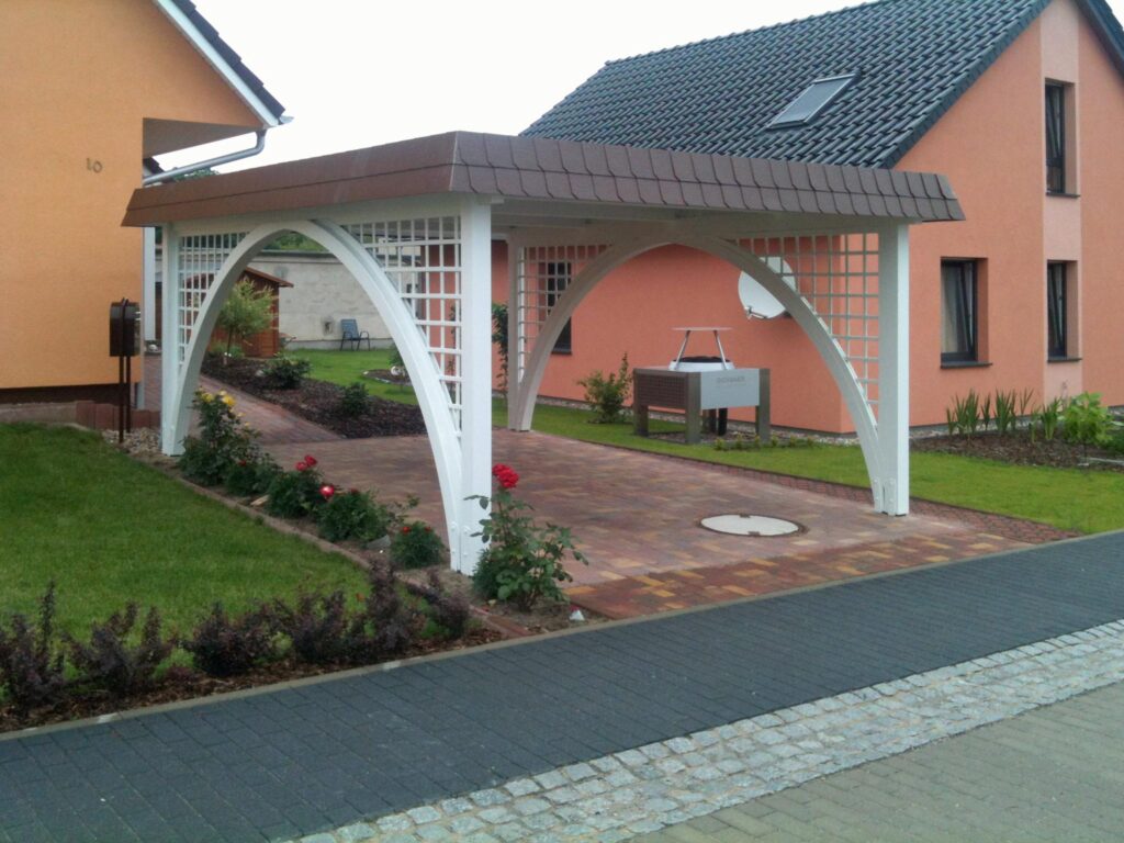 Eleganter weißer Rundbogen-Carport mit brauner Schindelblende