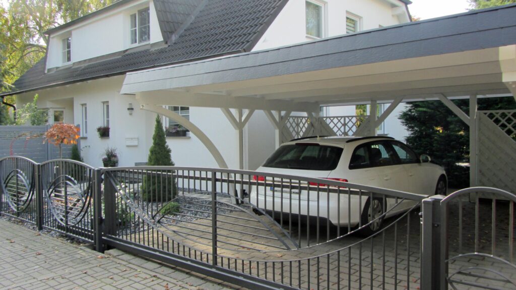 Moderner Rundbogen-Carport aus Holz in weiß mit anthraziter Schindelblende