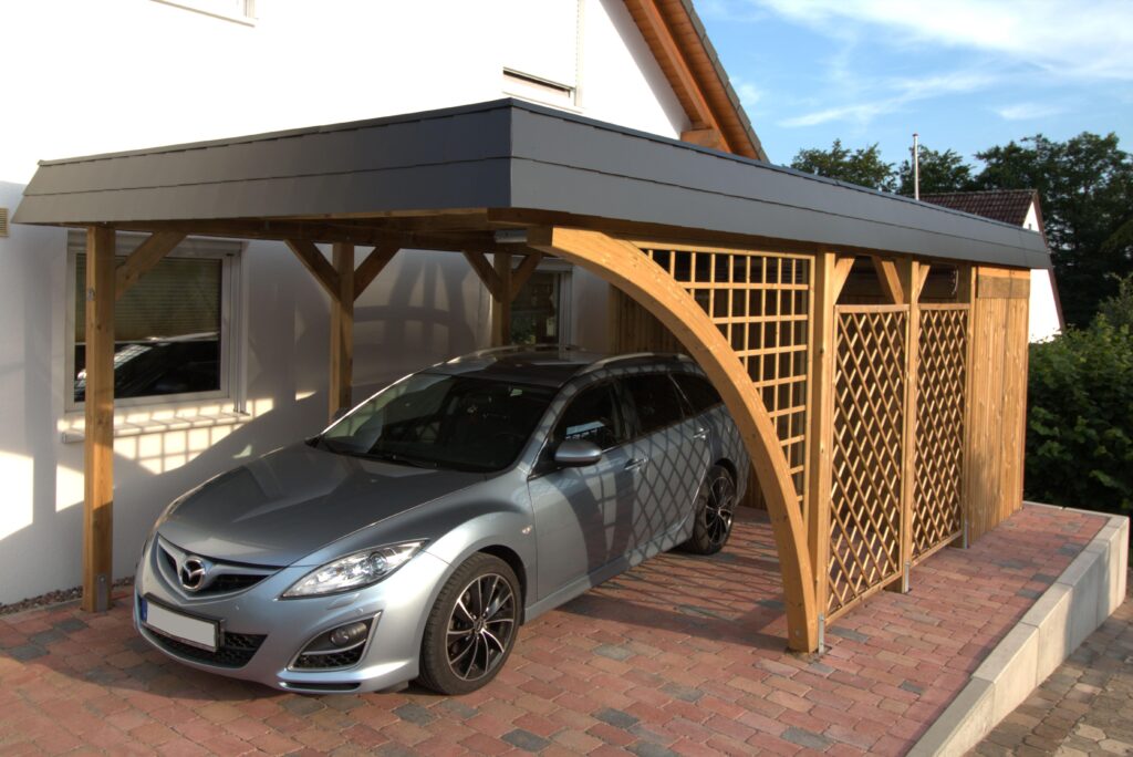 eleganter Rundbogen-Carport aus Holz mit grauer Schindelblende