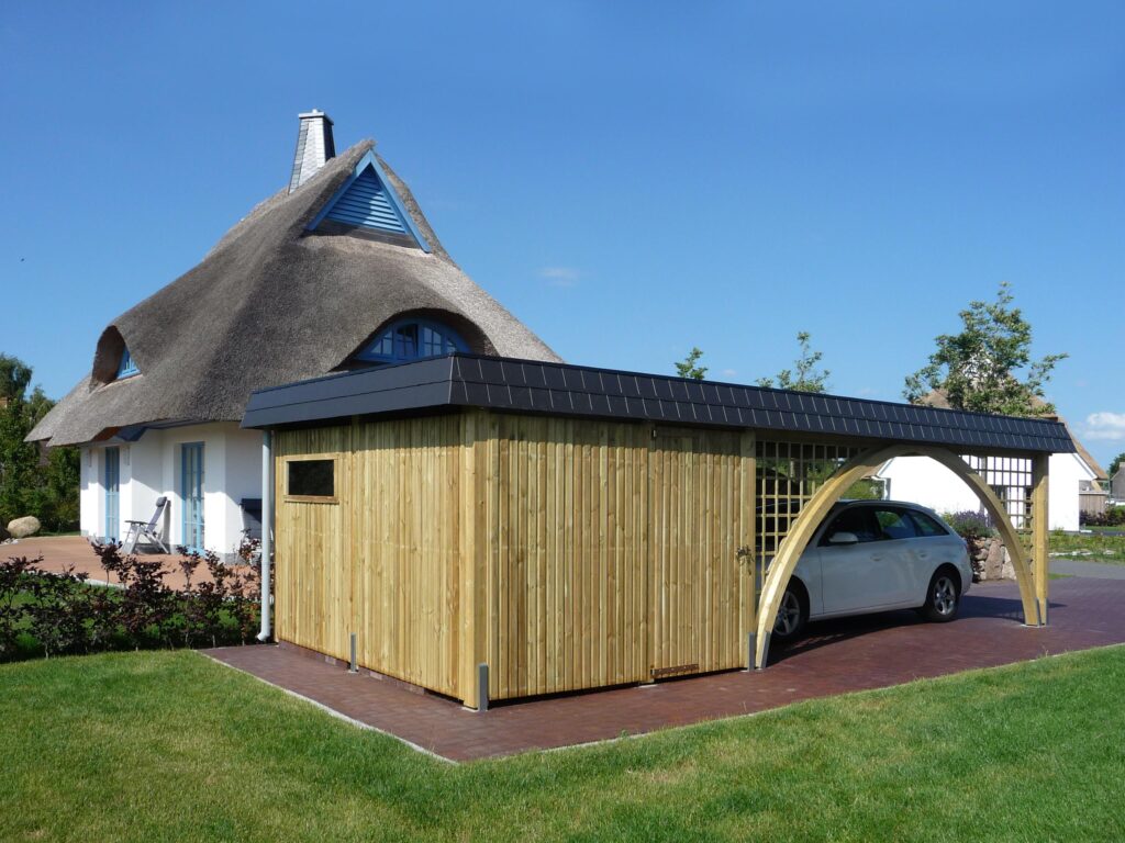 Moderner Holz Carport mit Rundbogen und Geräteraum für Auto und Gartenutensilien