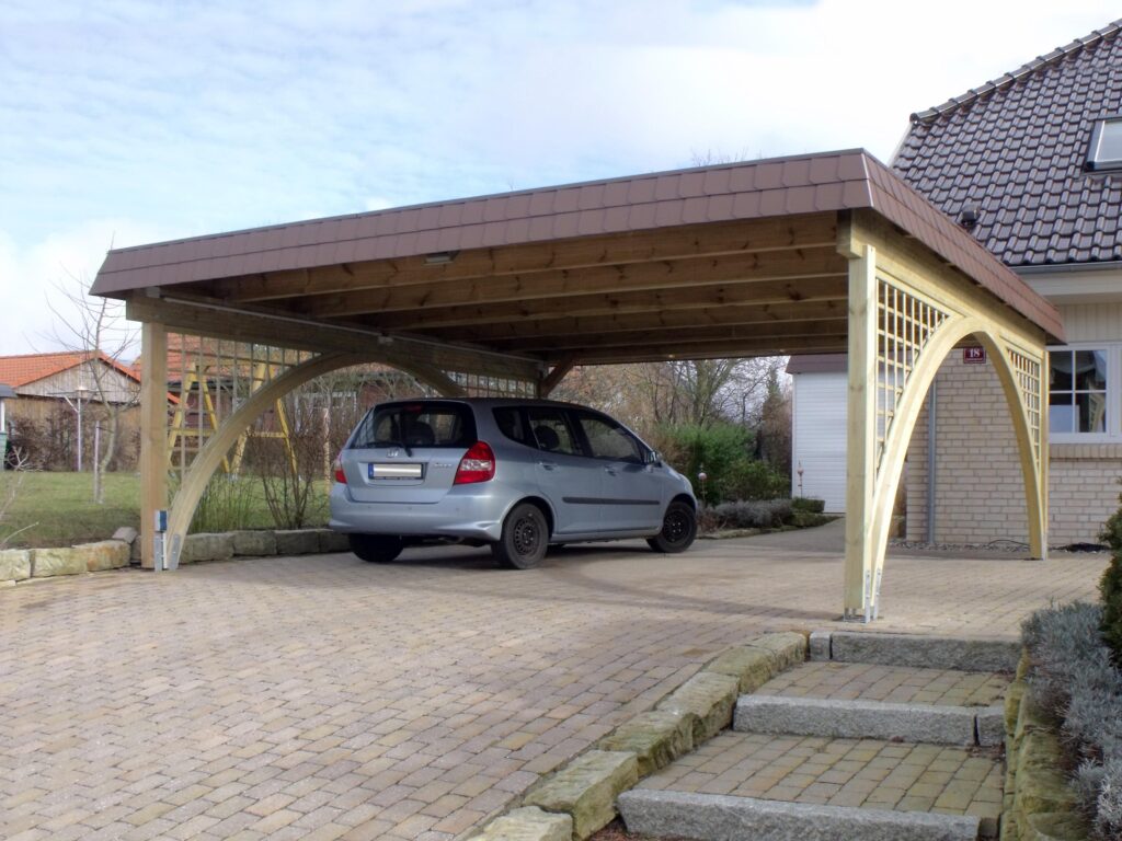 Rundbogen Carport aus Holz mit Bogengang und Gitterelementen