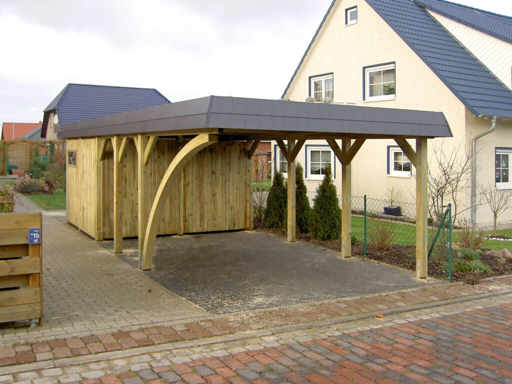 Stabiler Holzcarport mit Rundbögen für ein Fahrzeug inklusive praktischem Abstellraum