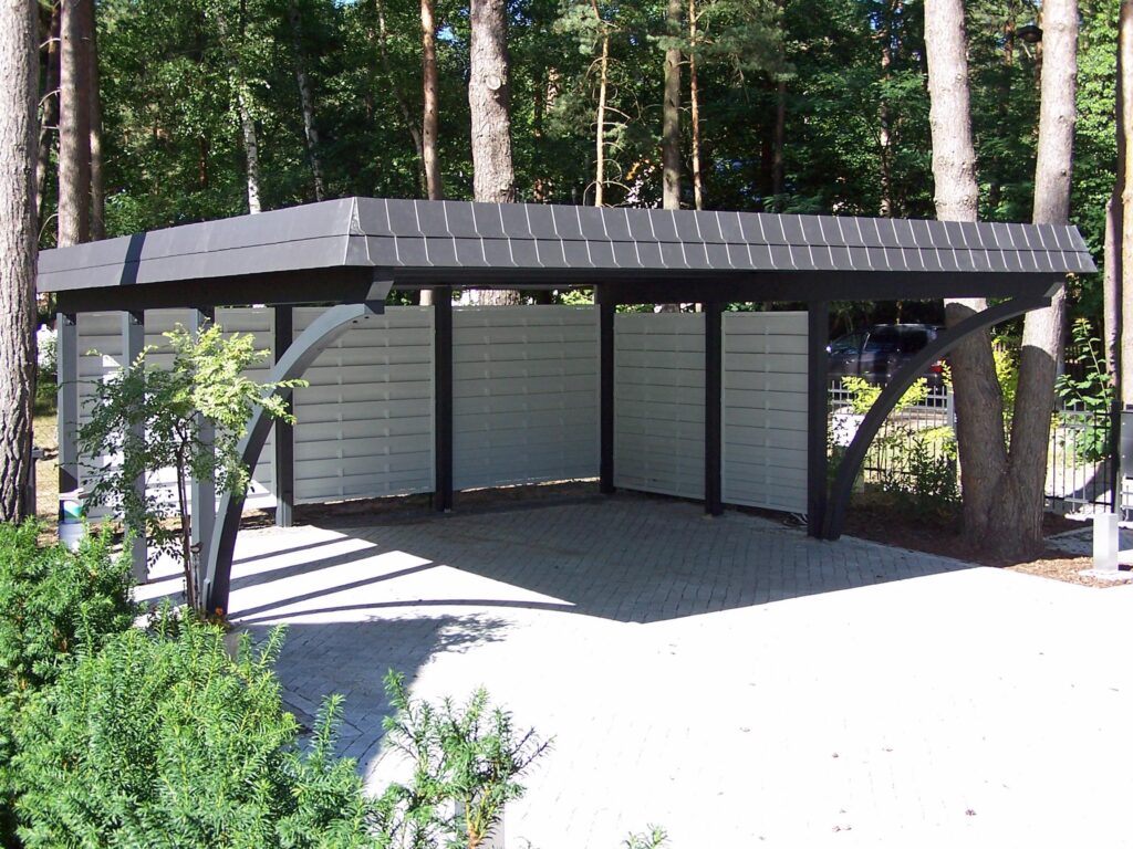 Design-Carport mit Rundbogen und integriertem Sichtschutz