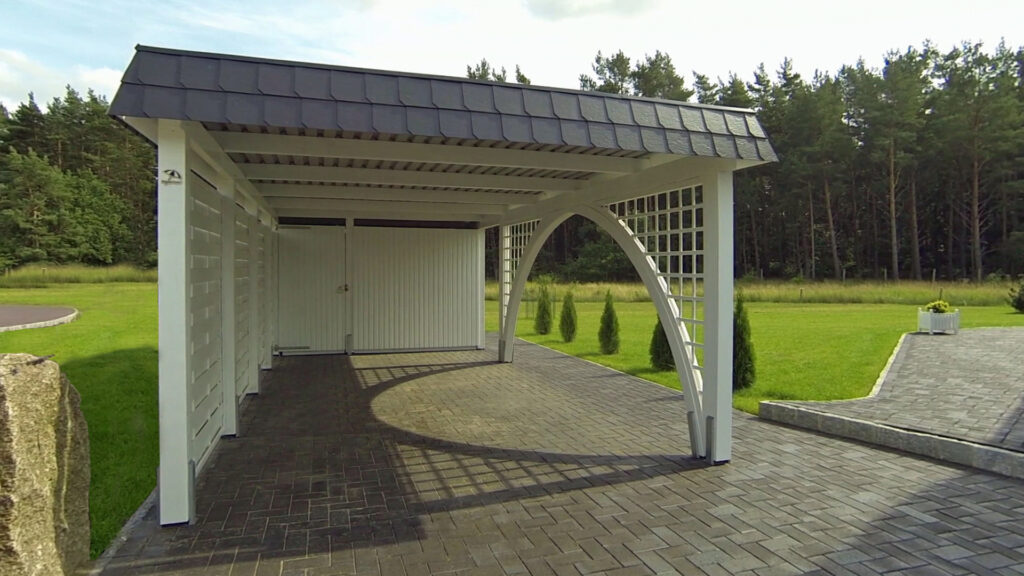 Weißer Carport mit Rundbogen, Seitenwand und Geräteraum