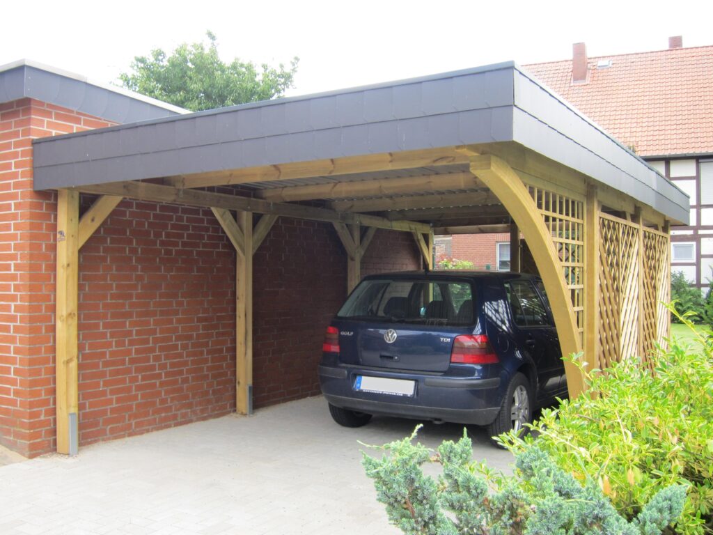 Solider Rundbogen Carport aus Holz seitlich am Haus mit Auto