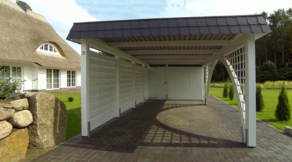 Rundbogen Carport in weißer Ausführung mit stabilen Bogengang und blickdichten Seitenwänden