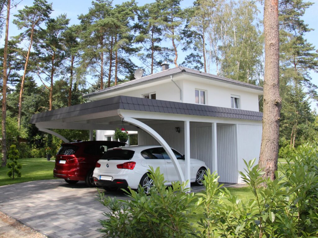 Rundbogen Doppel Carport weiß gestrichen mit anthraziter Schindelblende und Abstellraum