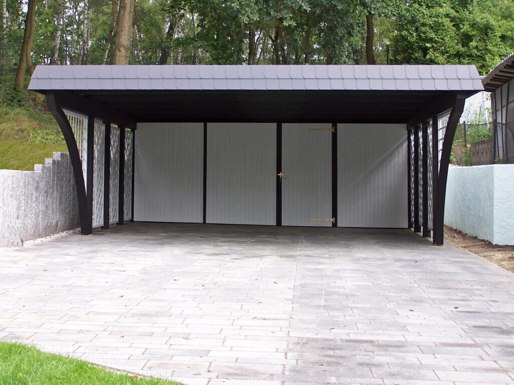 Rundbogen-Carport aus Holz mit dunklen Pfosten und weißen Seitenwänden auf gepflasterter Einfahrt