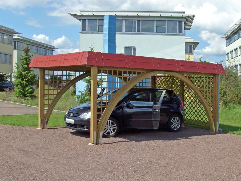 Bogengang-Einzelcarport mit roter Blende