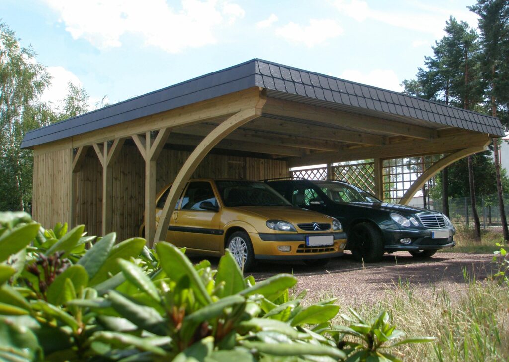 Hochwertiger Bogenpfosten-Doppelcarport mit eleganten Rundbögen und Abstellkammer
