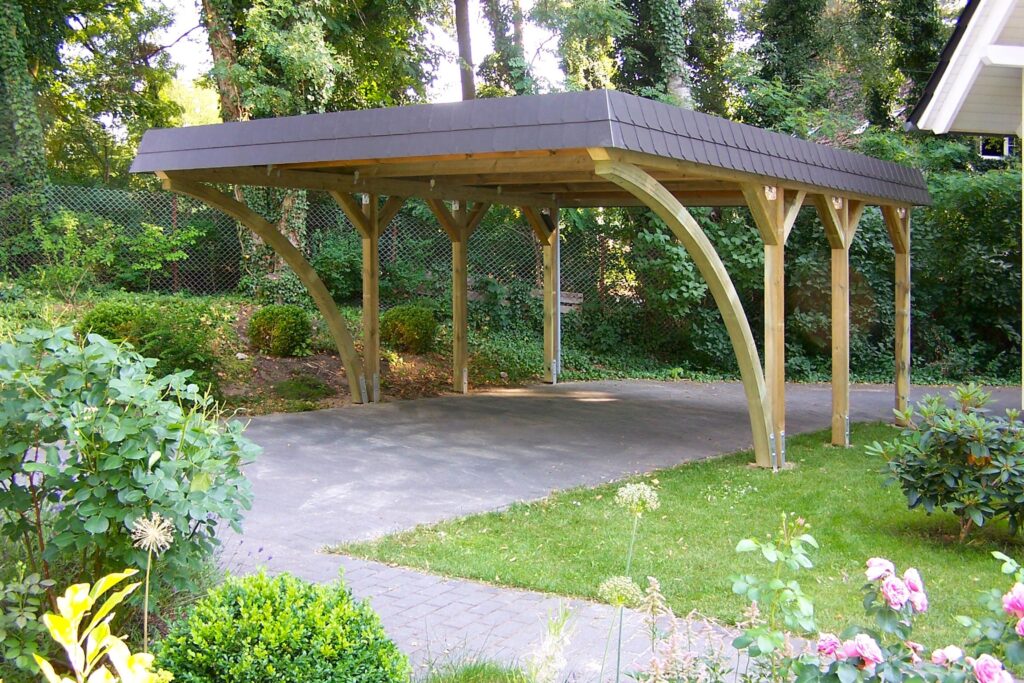 Hochwertiger Holz-Carport mit Rundbögen als Stellplatzlösung im Garten
