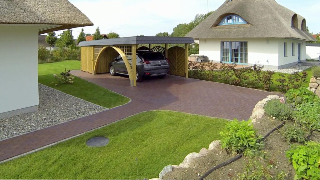 Bogengang-Einzelcarport mit Abstellkammer und Schindelblende