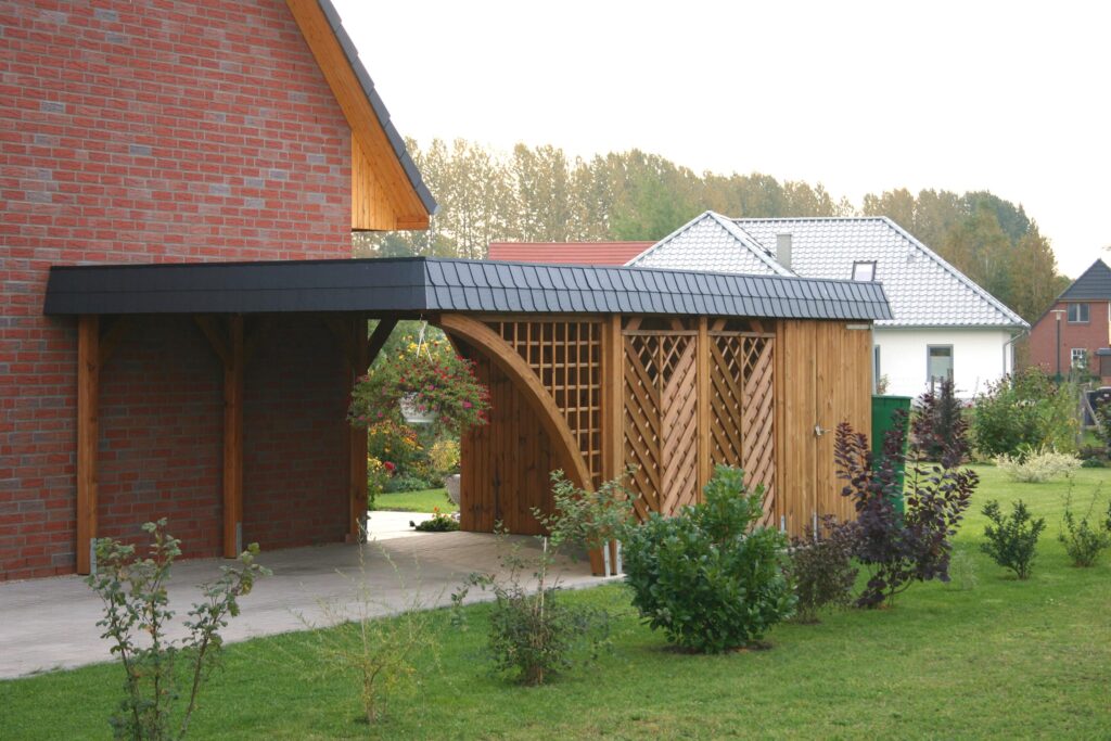 Rundbogen-Carport aus Holz mit integriertem Abstellraum und Rankgitter