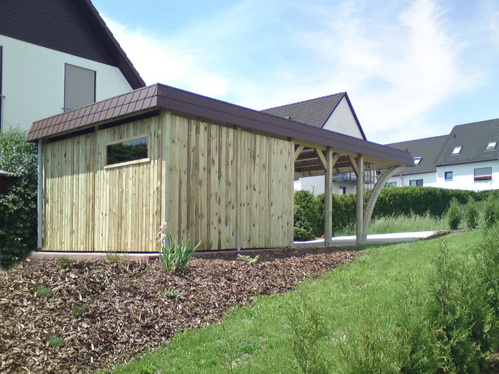 Holzcarport mit Rundbogen und Schindelblende inklusive integriertem Abstellraum