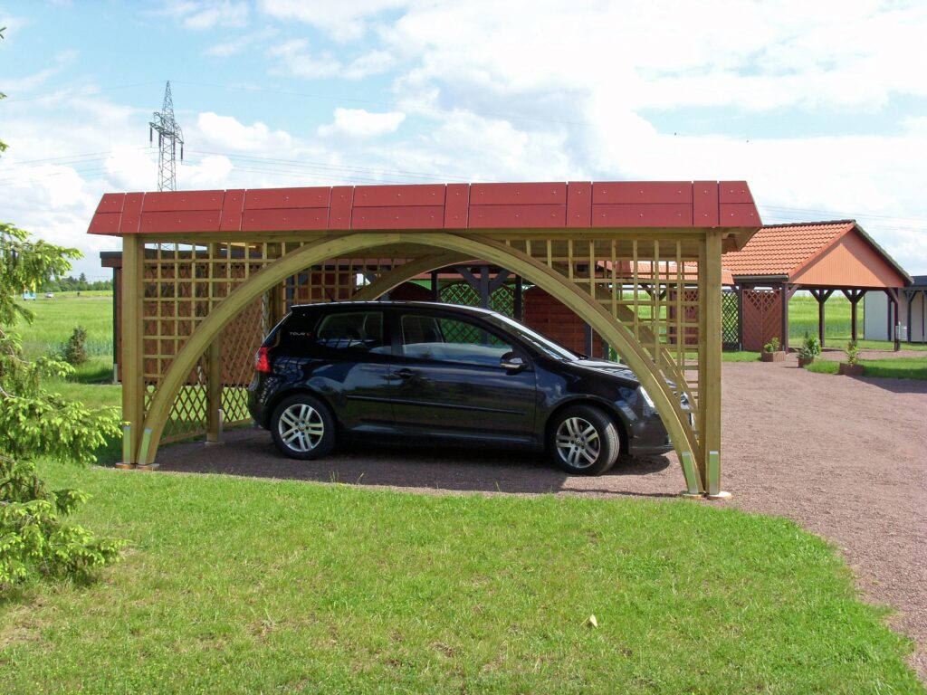 Bogengang Carport mit roter Blende