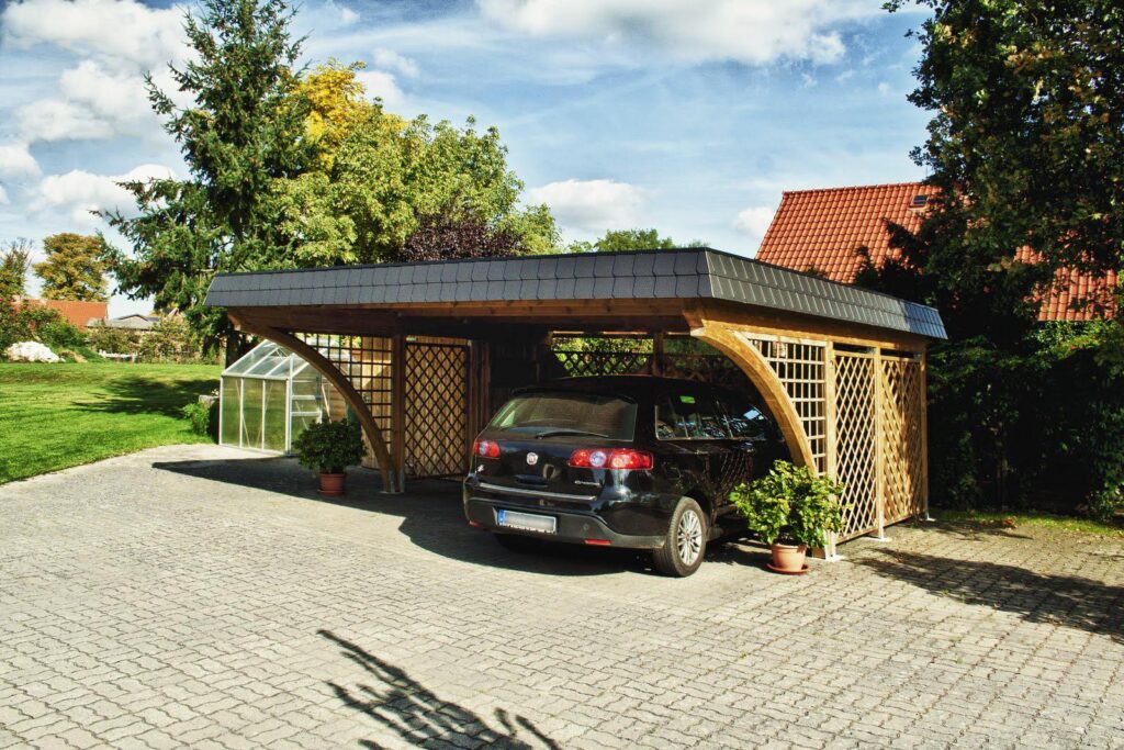 Eleganter Rundbogen Carport mit seitlichen Rankgitter-Elementen