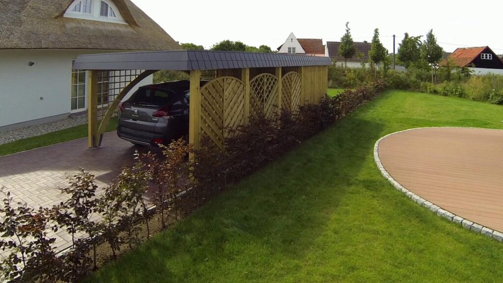 Rundbogen-Carport mit Bogengang und mit seitlichem Sichtschutz und Gitterelementen