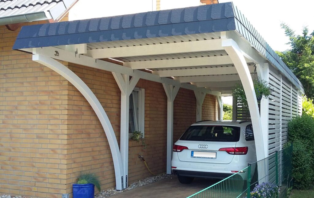 Carport mit Rundbögen, Sichtschutz und dunkler Schindelblende