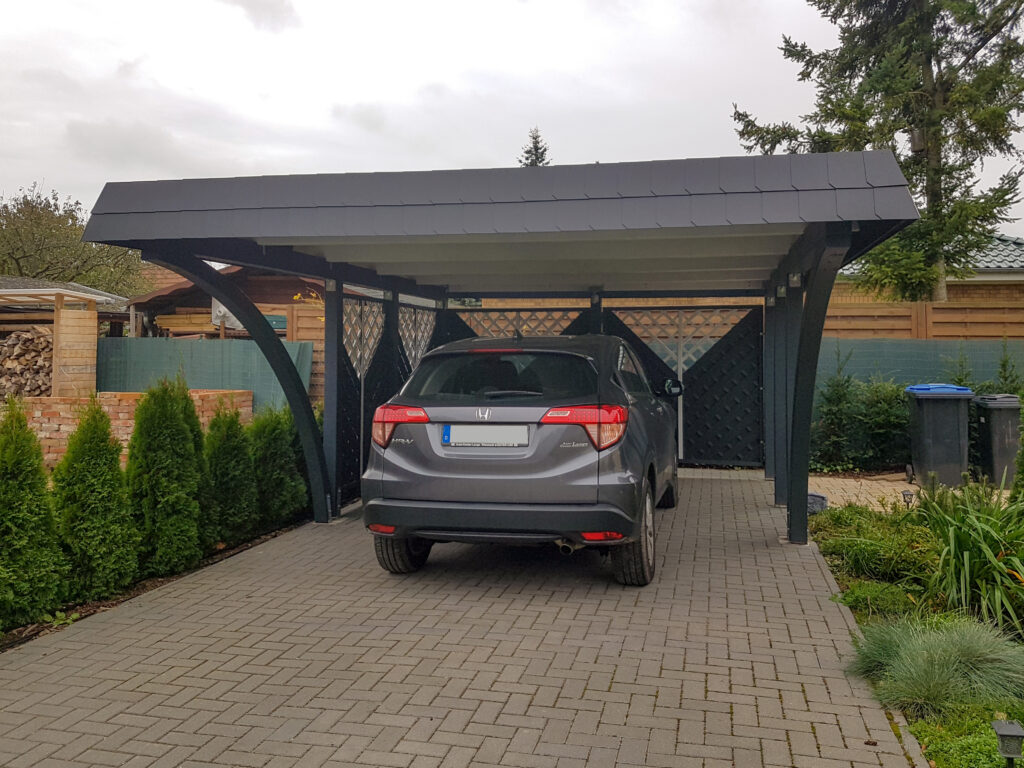 Rundbogen Carport in Anthrazit mit Sichtschutz-Elementen
