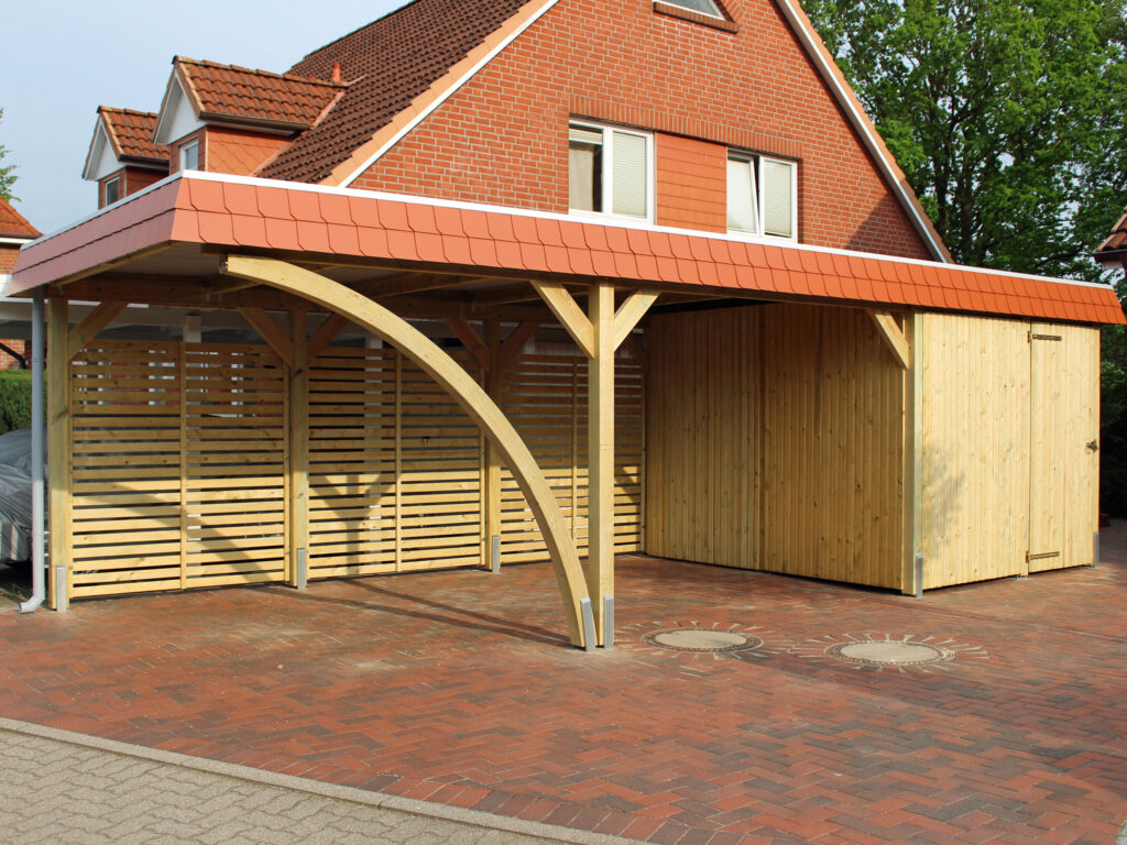 Einzelcarport mit Schuppen, roter Schindelblende, vorn einseitig mit Bogen