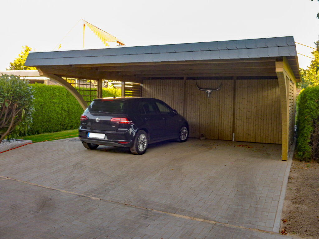 Rundbogen Doppelcarport mit Schindelblende und Abstellkammer