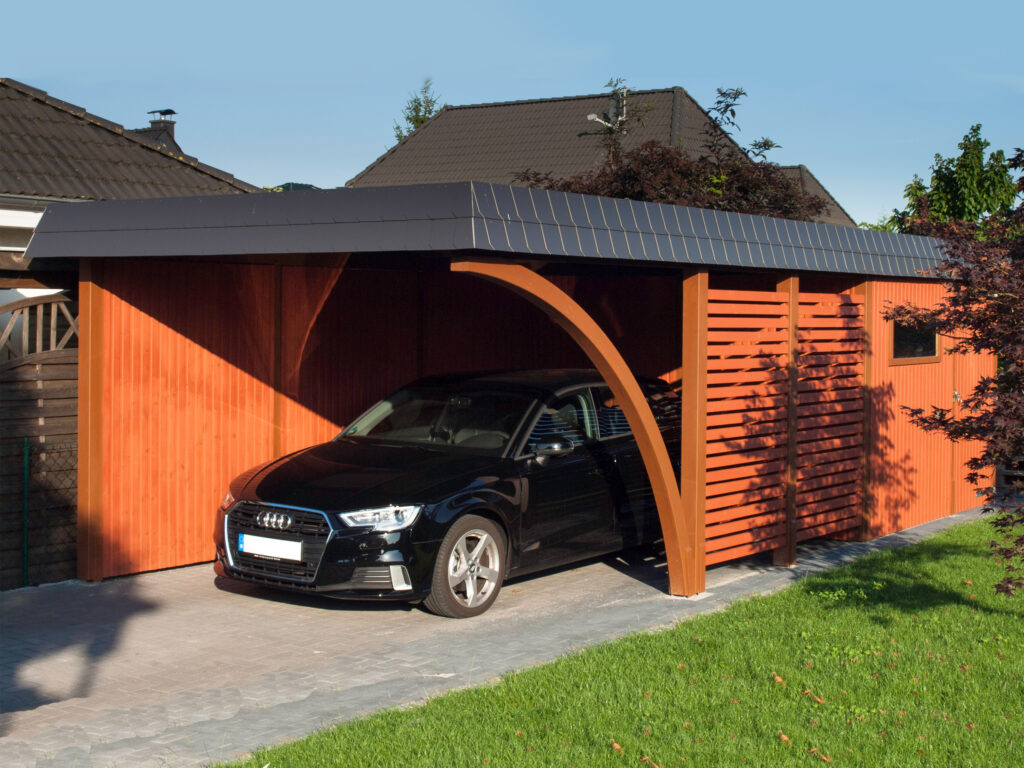 Stilvoller Rundbogen-Einzelcarport mit Abstellkammer und Seitenwänden