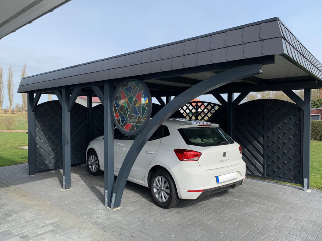 Eleganter Rundbogen-Carport von Brüning Carport mit Seitenverkleidung zum Schutz des Autos
