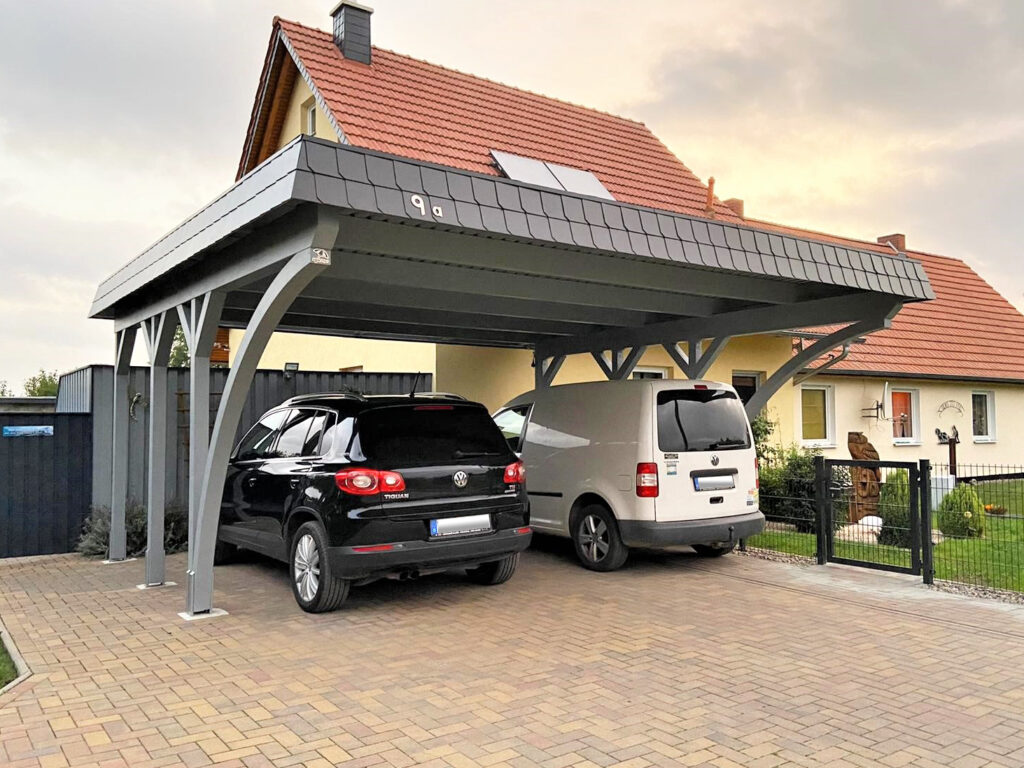 Rundbogen-Carport für zwei Autos mit anthraziter Schindelblende