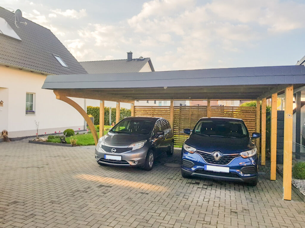 Hochwertiger Rundbogen-Carport mit Schindelblende für zwei Autos