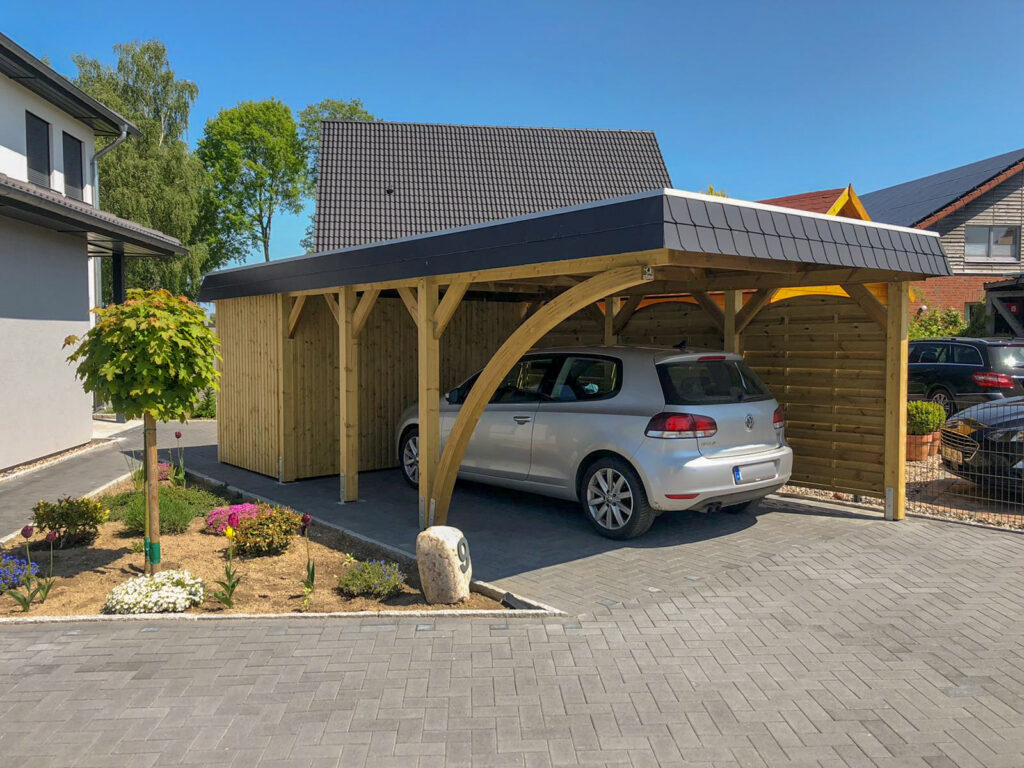 Rundbogen Carport aus Holz mit integriertem Geräteraum und parkendem PKW