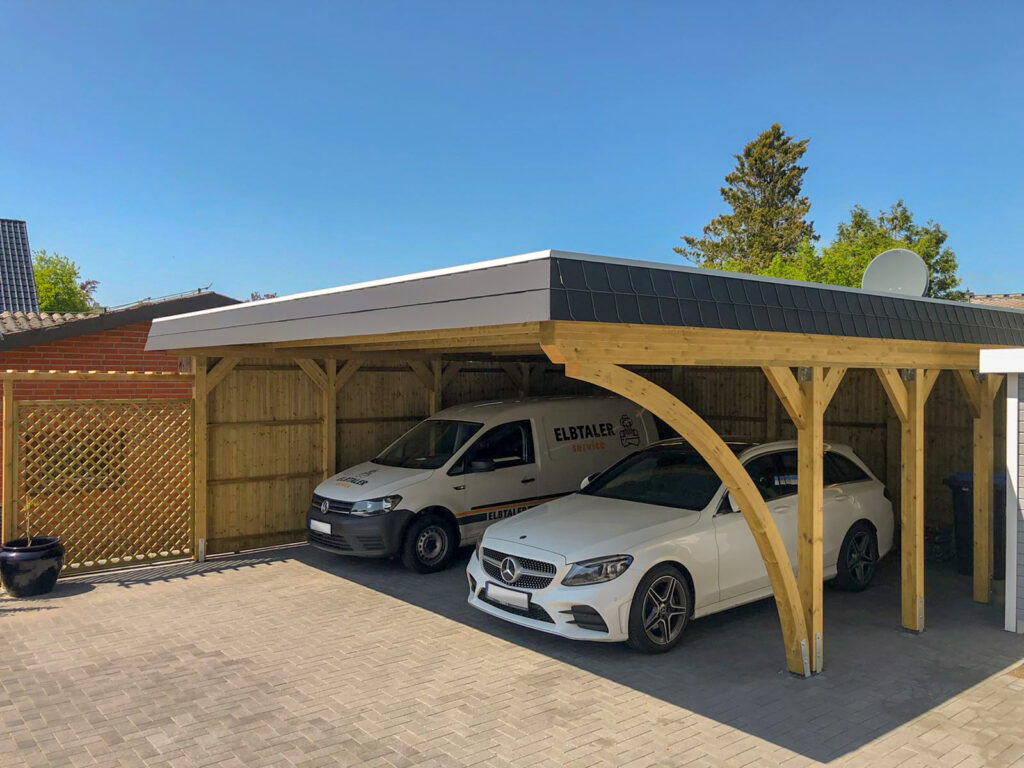 Moderner Rundbogen-Carport aus Holz mit Flachdach und anthrazitfarbener Schindelblende