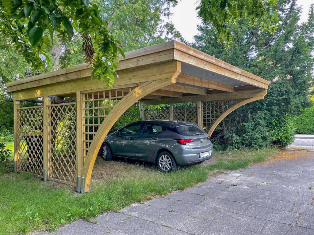 Rundbogen Carport aus Holz mit Rankgittern