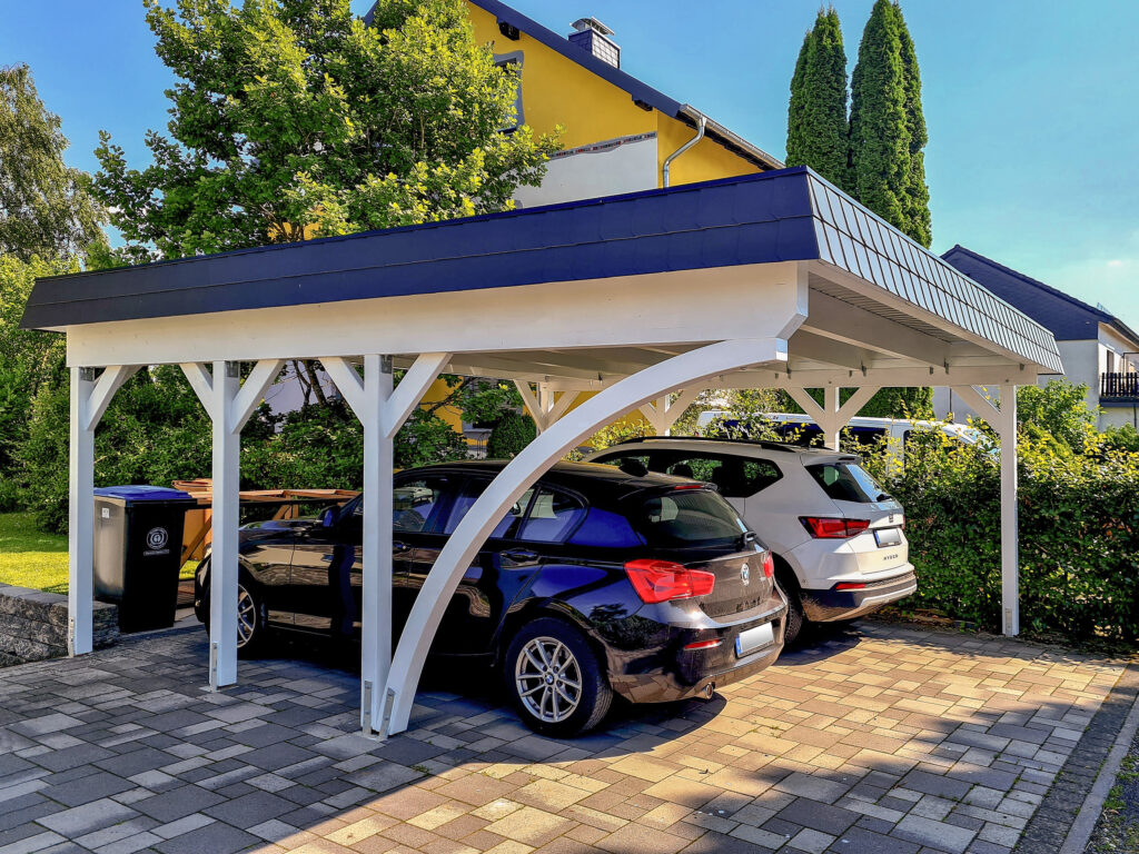 Rundbogen-Doppelcarport aus Holz (weiß lackiert) mit Schindelblende