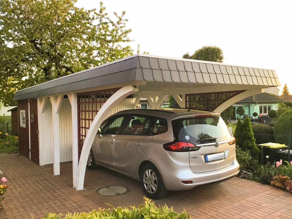 Hochwertiger Rundbogen Carport mit integriertem Abstellraum auf gepflasterter Einfahrt