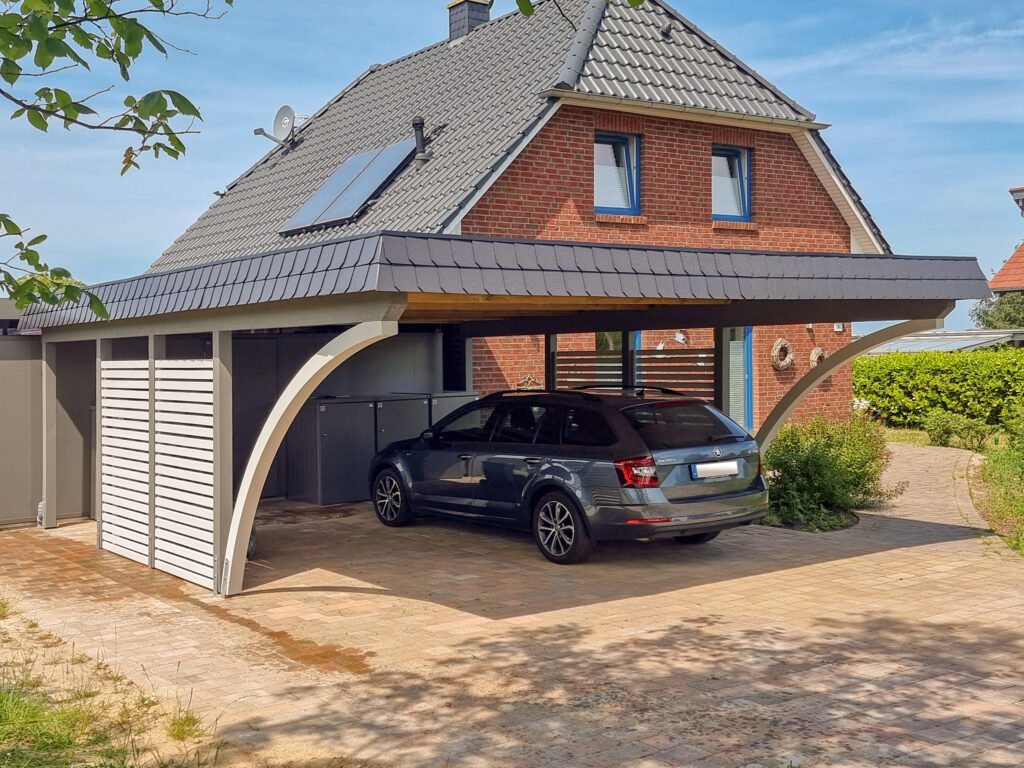 Rundbogen-Carport mit integriertem Sichtschutz