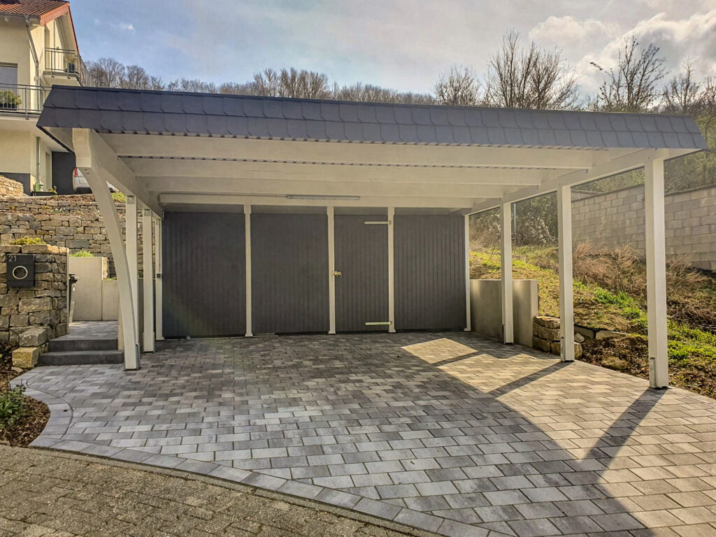 weißer Rundbogen Carport mit integriertem Geräteraum