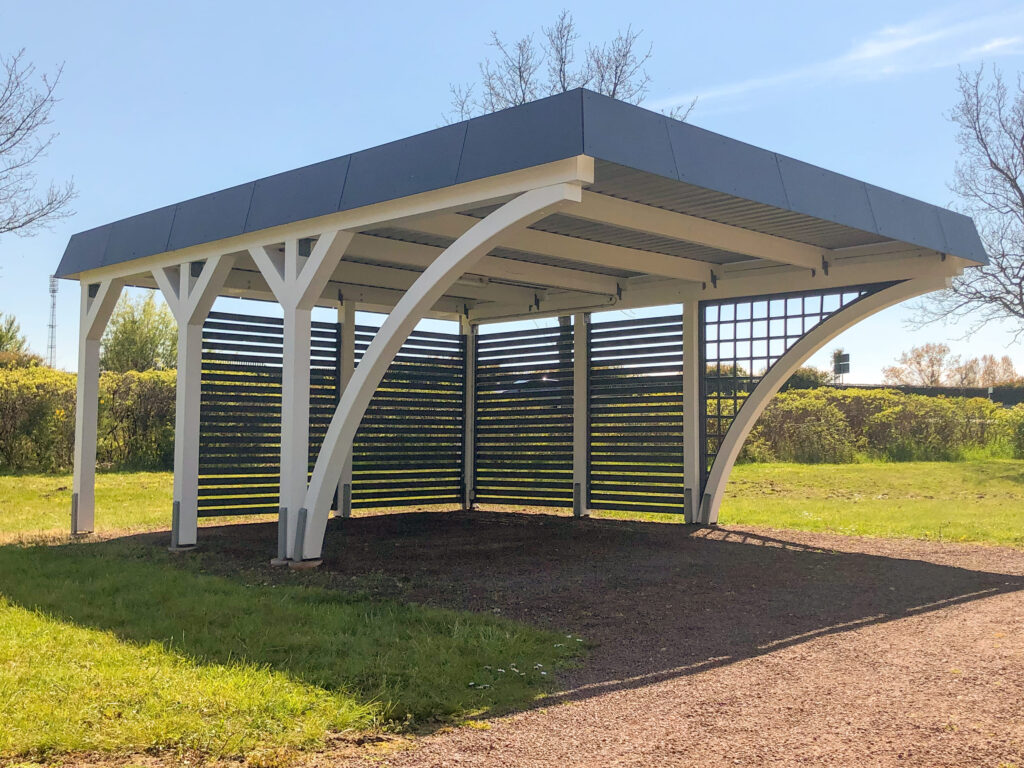 Rundbogen-Carport mit weißem Pfosten, dunkler Blende und Rhombus-Elementen