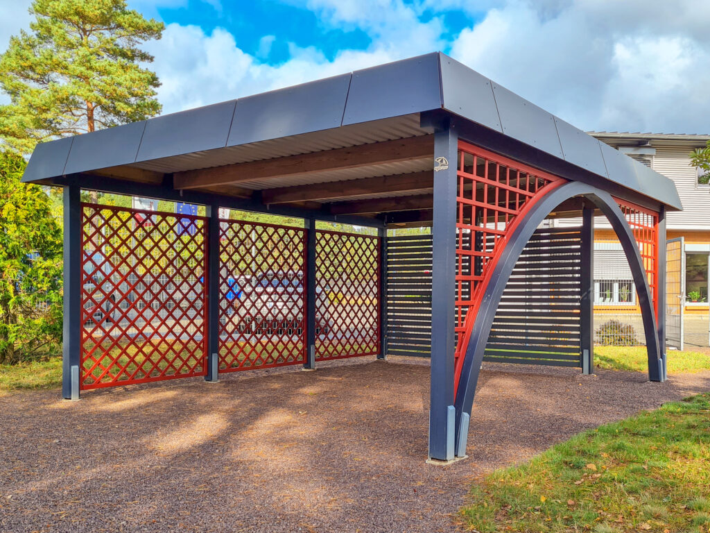 Rundbogen-Carport mit Bogengang und dekorativen Seitenwänden