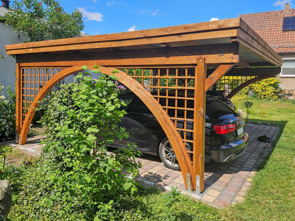 Flachdach-Carport für 2 Autos seitlich mit Bogenstützen und Rankgittern