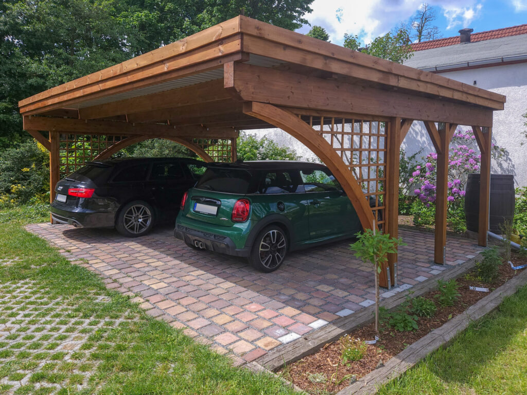 Rundbogen-Carport für 2 Autos mit Rankgittern