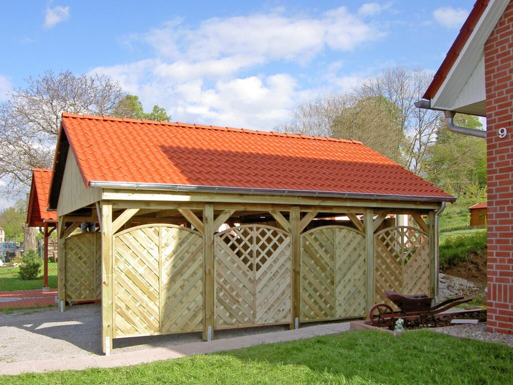 Spitzdach Carport mit roten Dachsteinen
