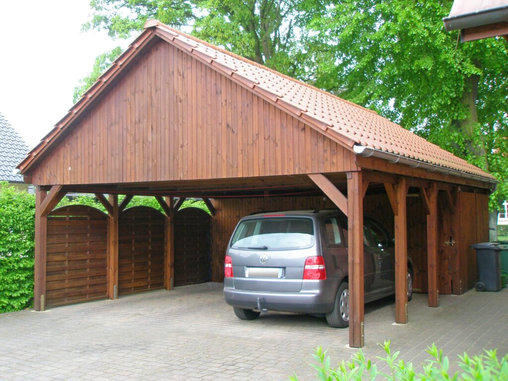 Satteldach Doppelcarport mit Abstellkammer und Sichtschutz