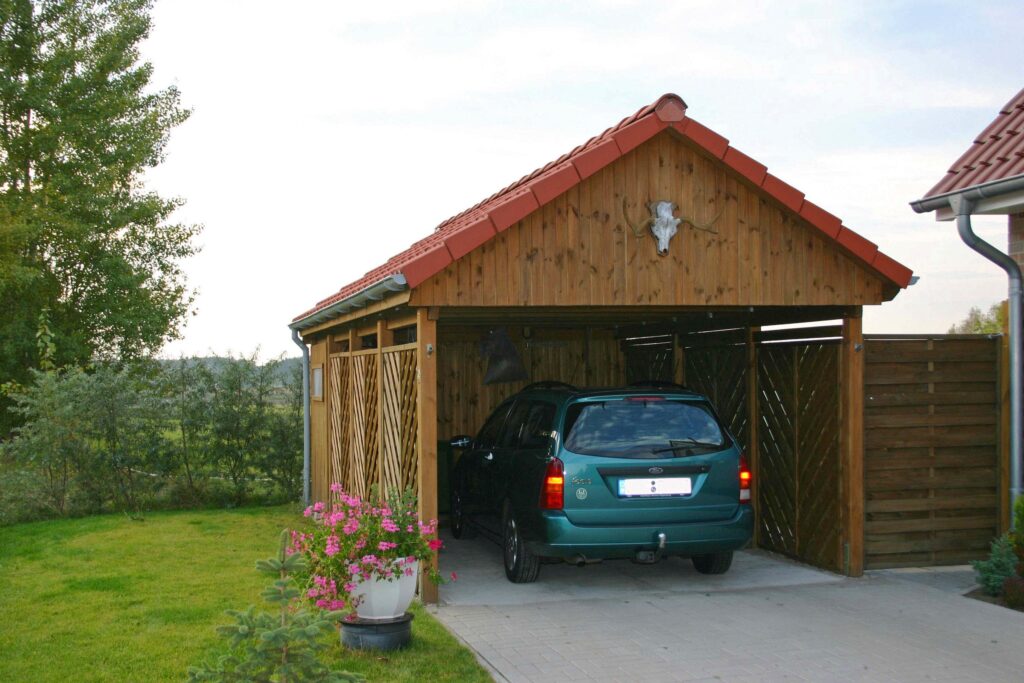 Spitzdach Einzelcarport mit Abstellkammer