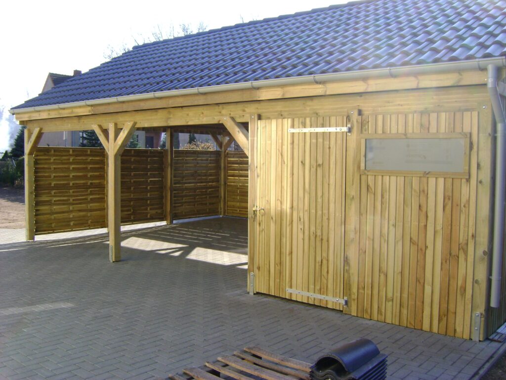 Spitzdach Doppelcarport mit seitlicher Einfahrt und Abstellkammer